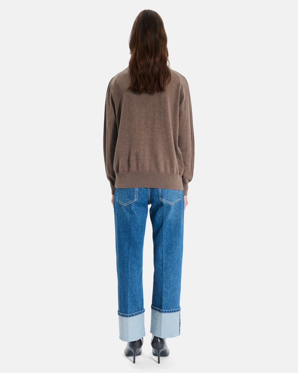 Pelu Sweater Hazelnut V-neck sweater in fine knit ZAPA